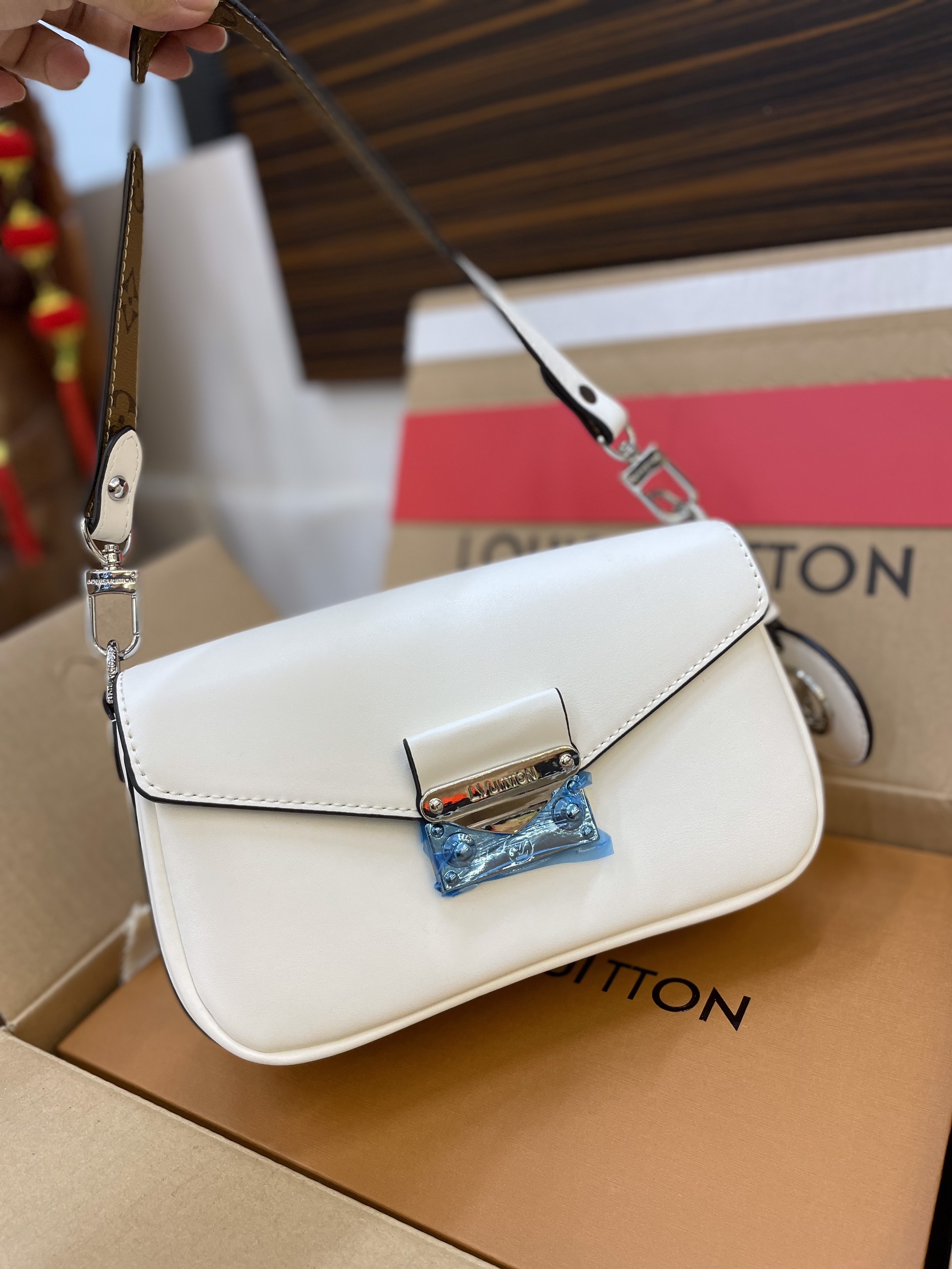 Túi Xách LV Swing Super Màu Trắng Size 21cm